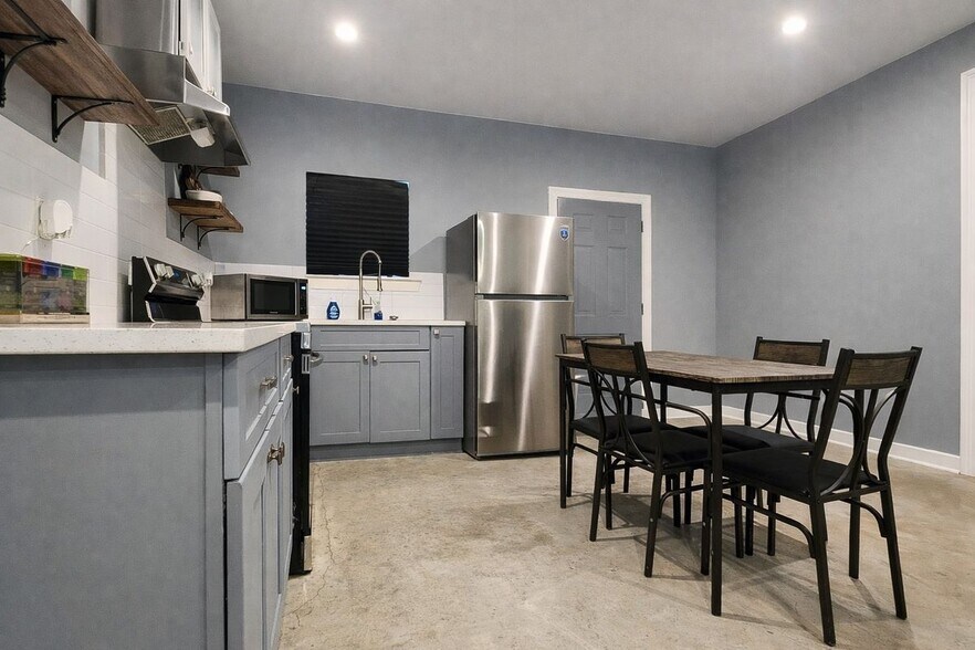 Building Photo - 343 W Johnson St