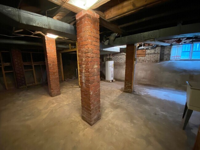 Building Photo - North Asheville - Renovated 1020's Charmer!
