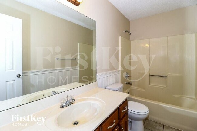 Building Photo - 5582 Oak Branch Cir N