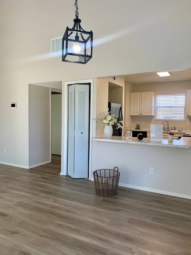 Building Photo - 2558 W Bird St