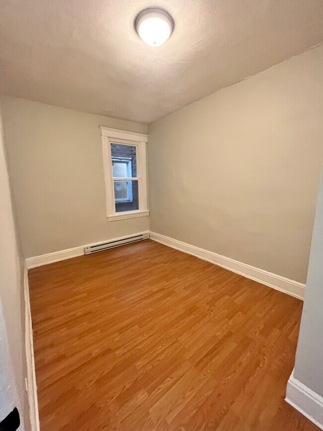 137 W 54th Apt 2 - 136 W 54th St
