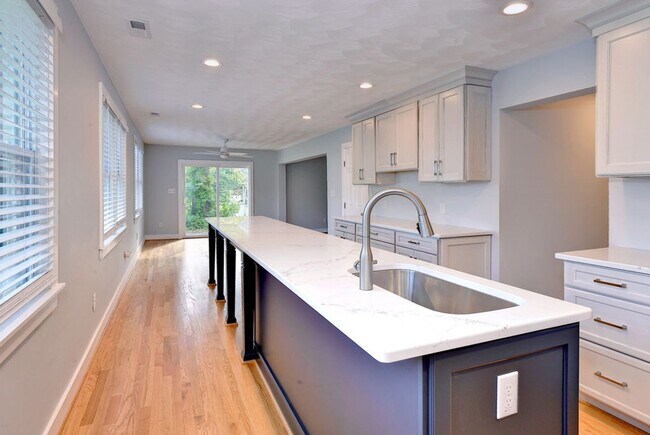 Building Photo - New Waterfront Home
