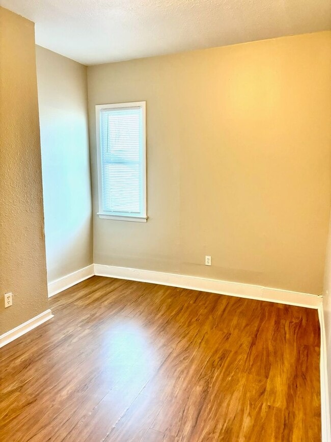 Building Photo - Spacious 4 bedroom in Portland-Section 8 A...