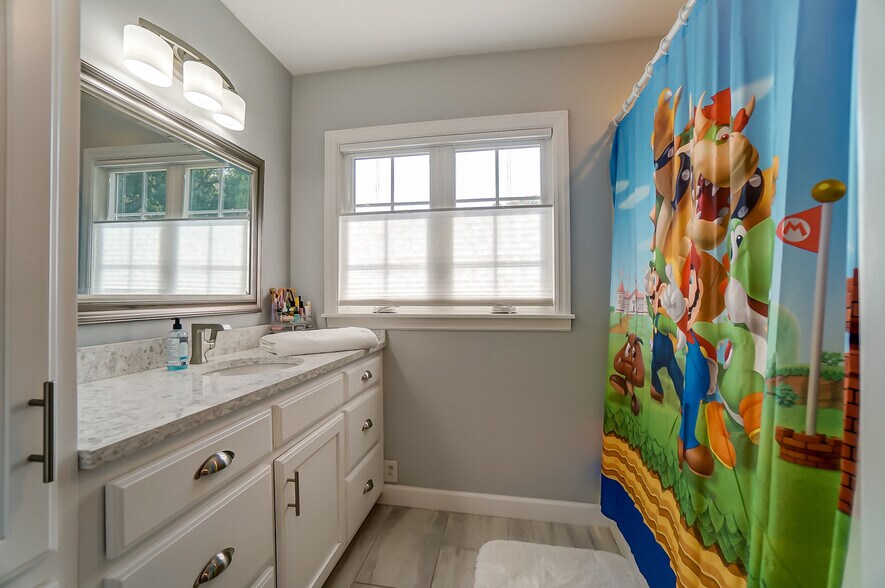 Guest Bath - 1750 Shawnee Rd