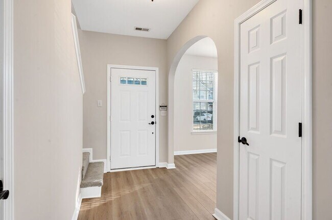 Building Photo - 2204 Valley Haven Dr