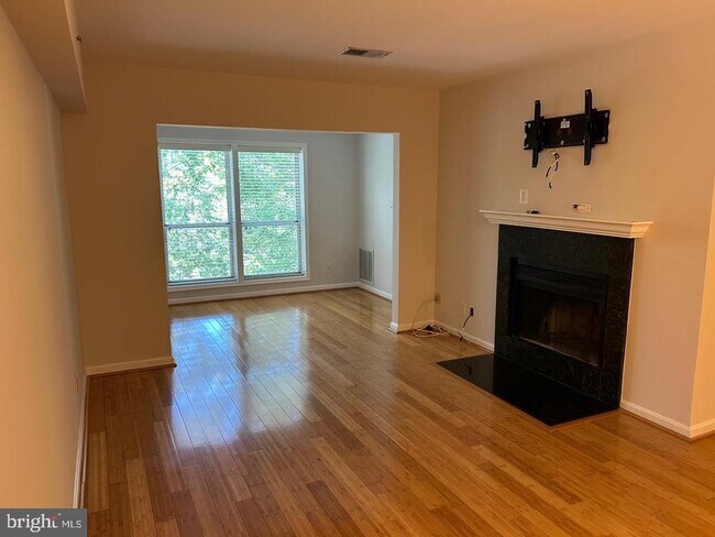 Building Photo - 3175 Summit Square Dr