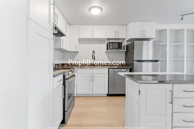Building Photo - 7937 SW 40th Ave
