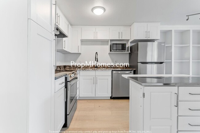 Building Photo - Beautifully Updated Condo in Multnomah Vil...