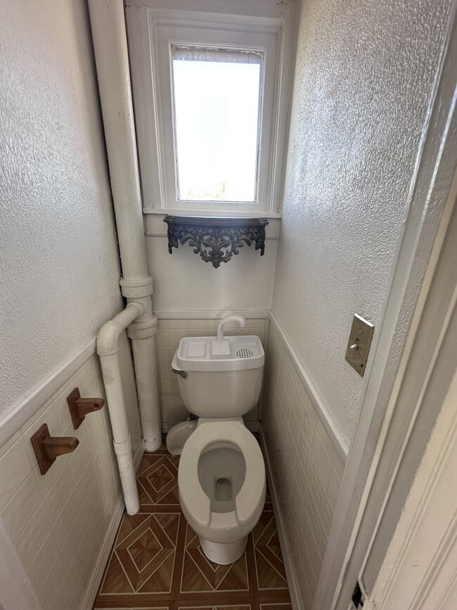 Building Photo - 223 E 27th St