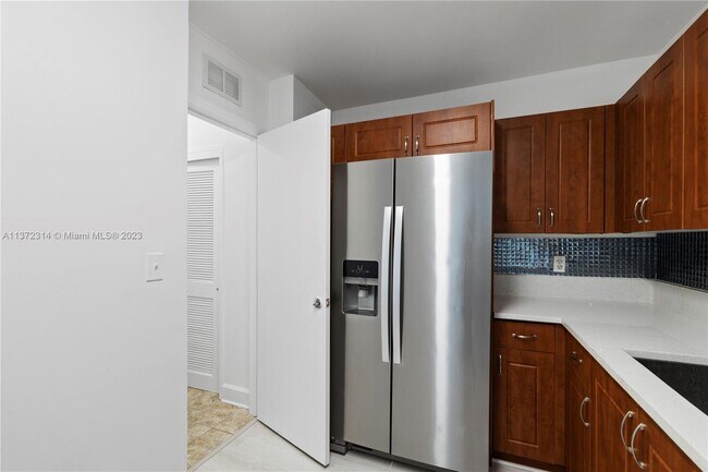 Building Photo - 401 69th St