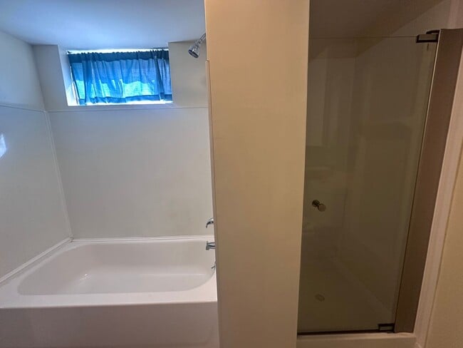 Building Photo - Hikes Point 3+ bedroom home with finished basement and garage