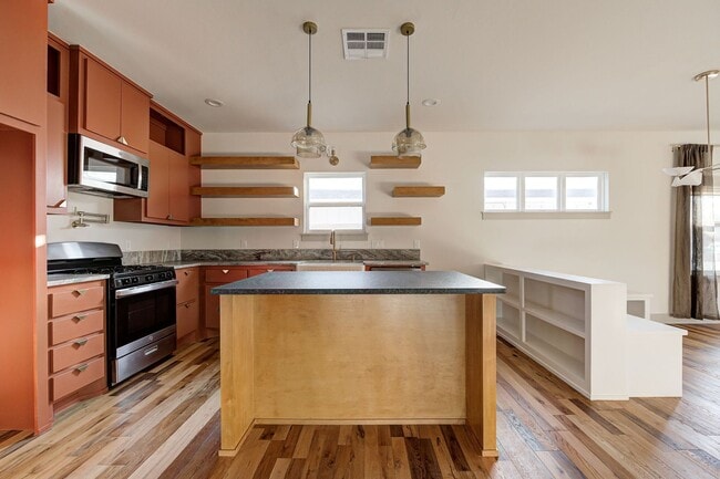 Building Photo - Unique home in OKC
