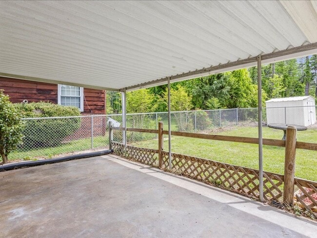 Building Photo - Luxury Remodeled 4 Bedrooms  2 Full Baths