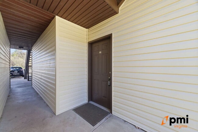 Building Photo - GATED COMMUNITY FULLY RENOVATED 1 BED 1 BATH WITH BALCONY AND POOL