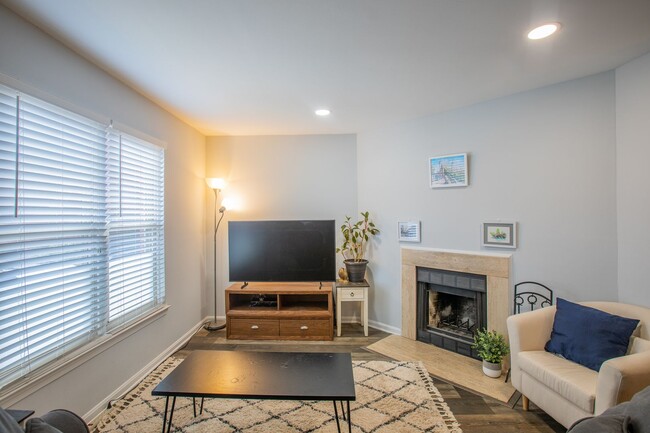 Building Photo - Charming 1 BR/1 BA Condo in Capitol Hill!