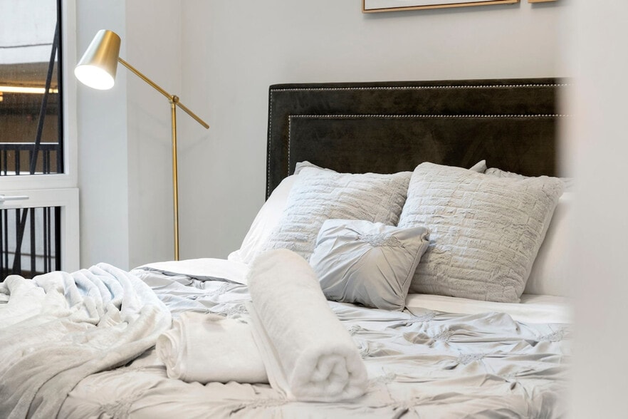 Building Photo - 318 W Grand Ave