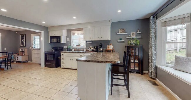 Building Photo - Available early Jan! 3bd/2bth w/fenced yard