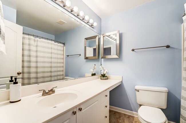 Building Photo - Charming Townhome in Sought-After Williams...