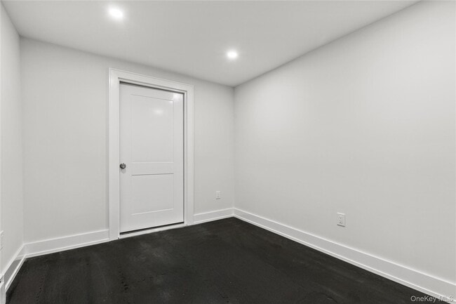 Building Photo - 86 Maple Ave
