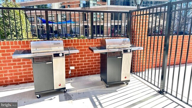 Building Photo - 1001 N Randolph St