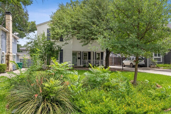 Building Photo - CHARMING 3-BEDROOM IN THE HEART OF ALAMO HEIGHTS