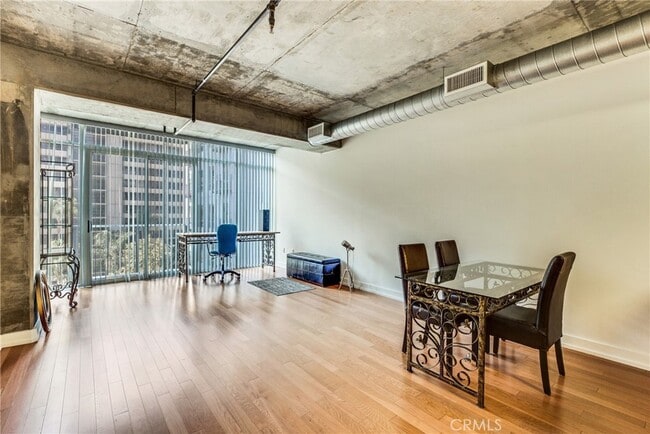 Building Photo - 645 W 9th St