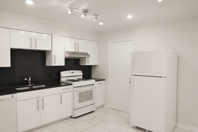 Building Photo - 10369 Dearlove Rd