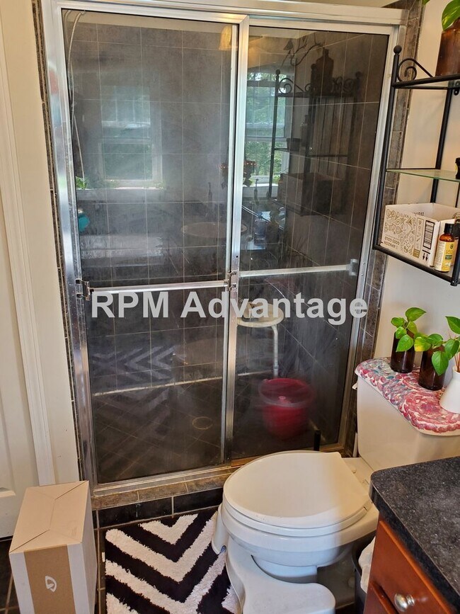 Building Photo - Gorgeous Townhouse Steps from Pool and Hik...