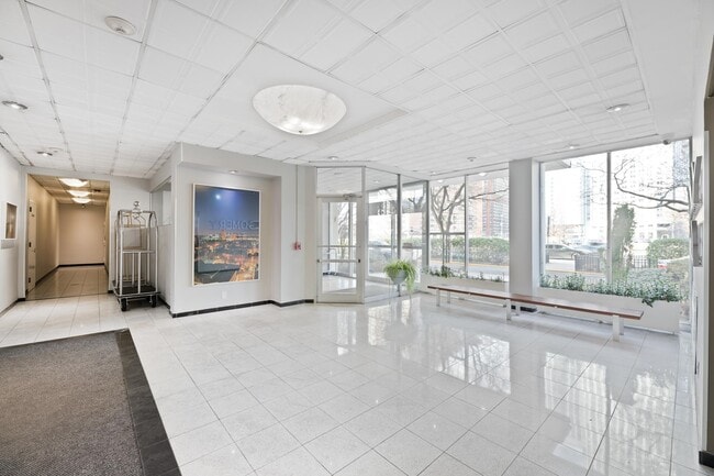 Building Photo - 135 Montgomery St
