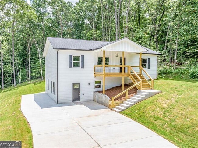 Building Photo - 215 Pinecone Ln