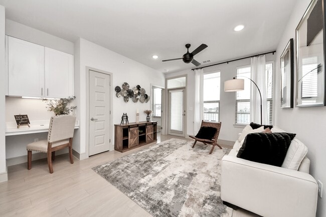 Building Photo - 4840 N Shepherd Dr