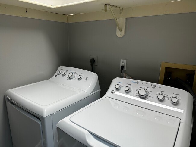 Building Photo - 1340 Brook St