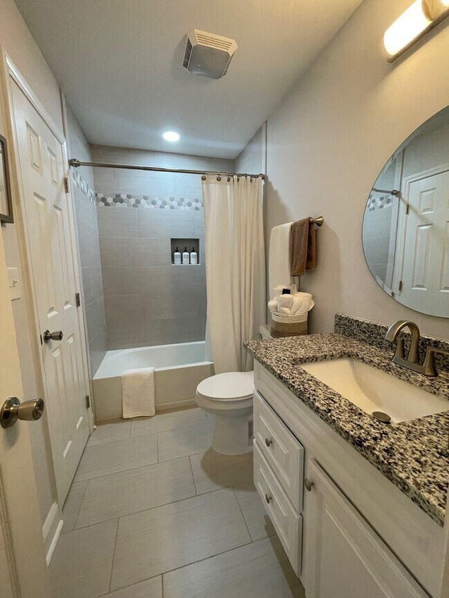 Building Photo - Beautifully Furnished 4-Bedroom Home with ...