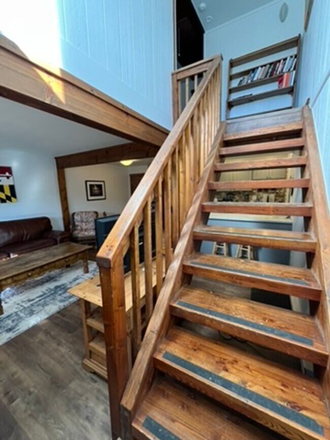 Building Photo - Winter Seasonal Lease! Sun filled, furnished and ready for you!