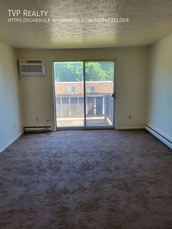 Primary Photo - 1444 W River Rd N