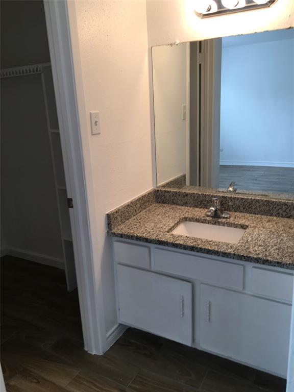 Building Photo - 5625 Antoine Dr