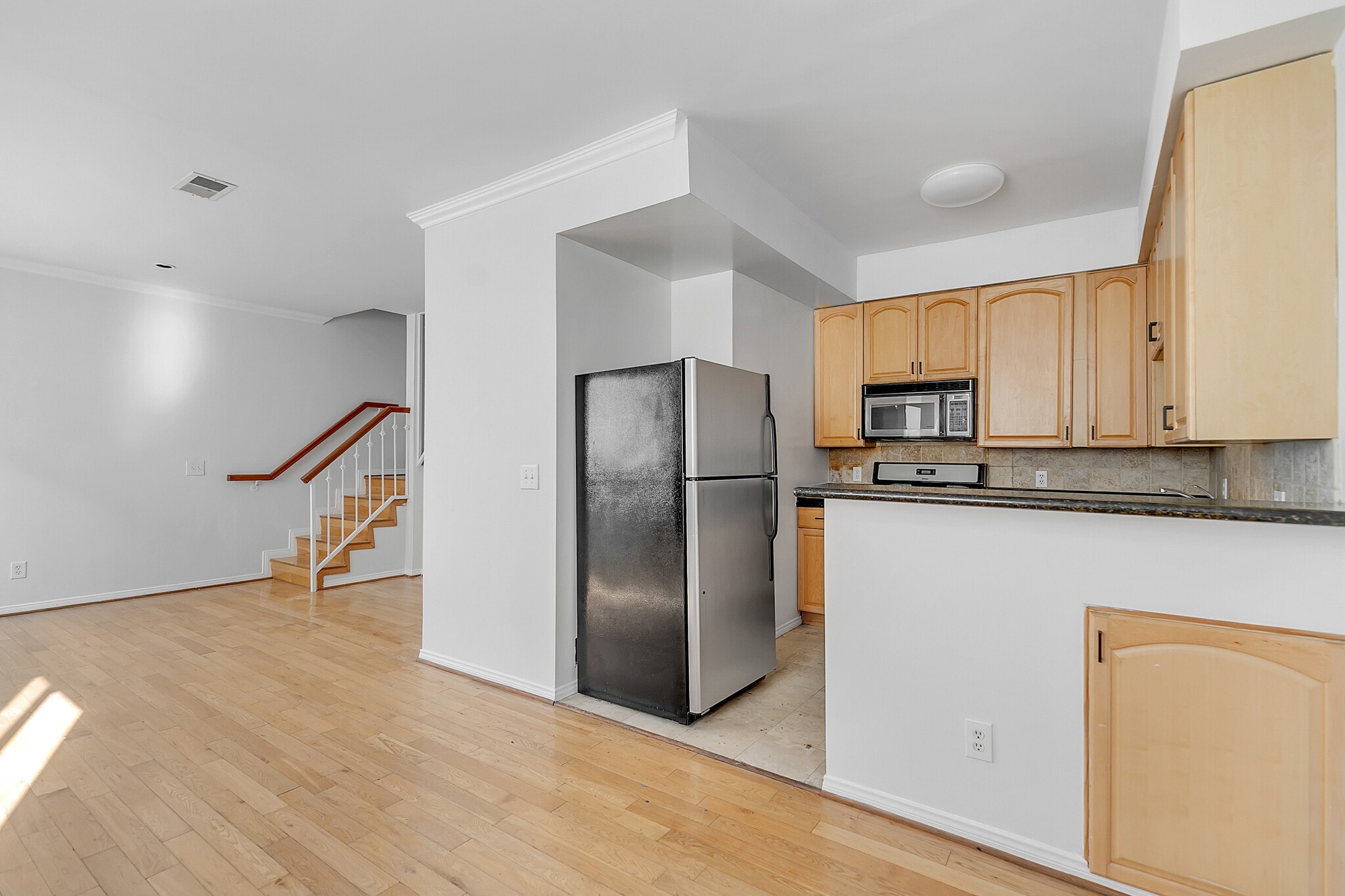 Building Photo - 4034 Redwood Ave