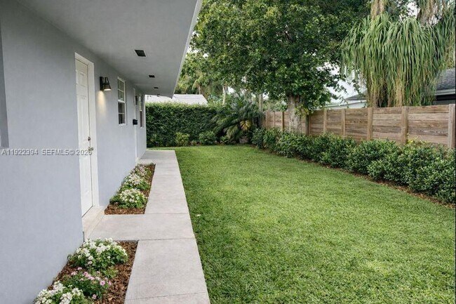 Building Photo - 1529 SW 22nd St