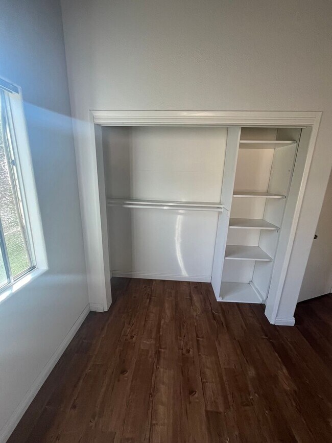 Building Photo - 5850 Cedarglen Dr