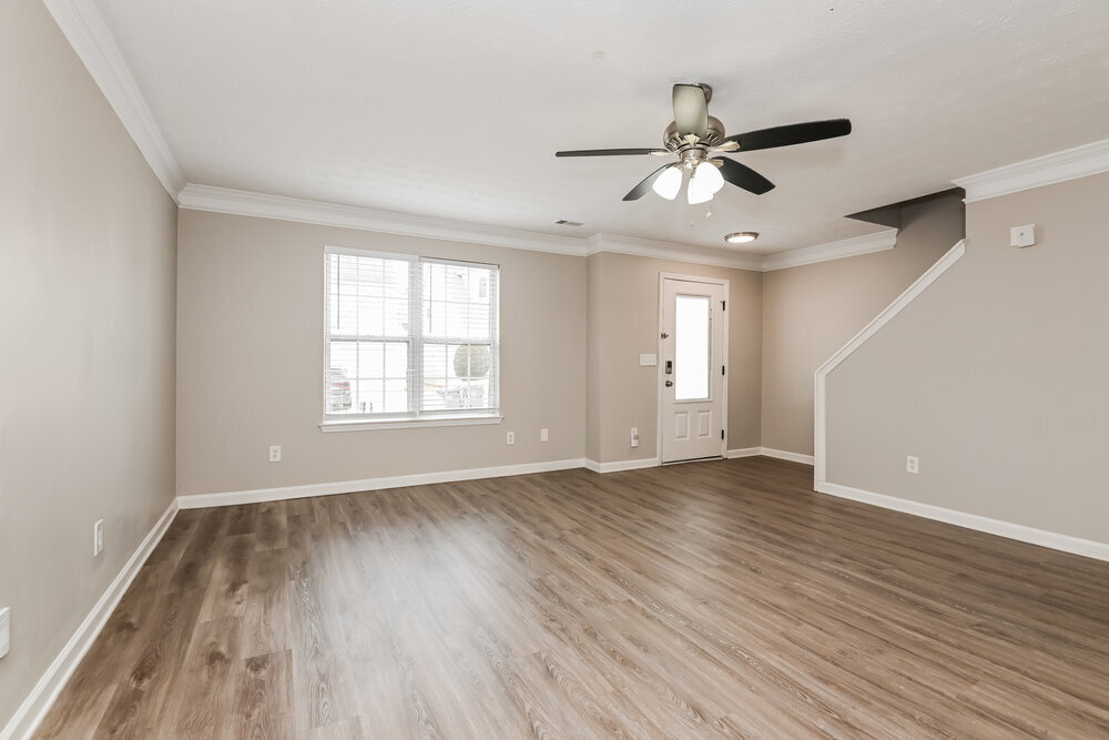 Building Photo - 425 Village Bluff Dr