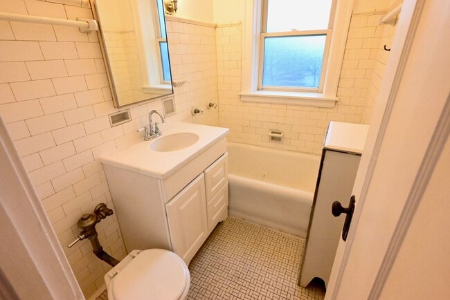 Building Photo - 2421 W Ardmore Ave