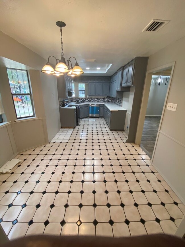 Building Photo - Blend of comfort and convenience