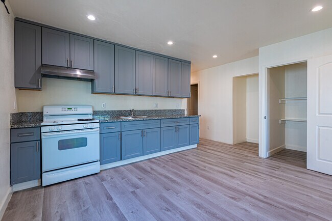 Building Photo - 603 W 49th St