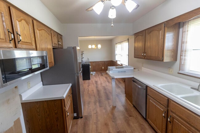 Building Photo - 1213 E Smiley Ln