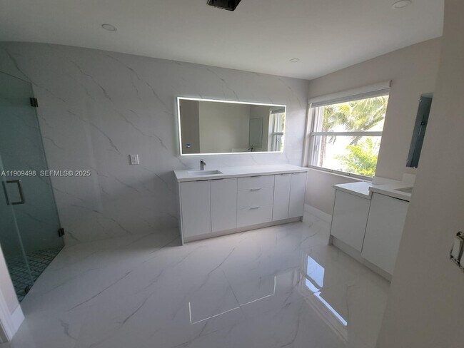 Building Photo - 5337 SW 183rd Ave