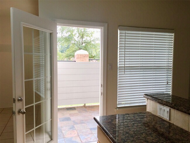 Building Photo - 2865 Westhollow Dr