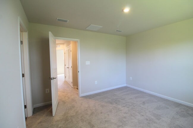 Building Photo - Never-Lived-In Luxury: Modern 3-Level Living + Garage in Orchard Ridge