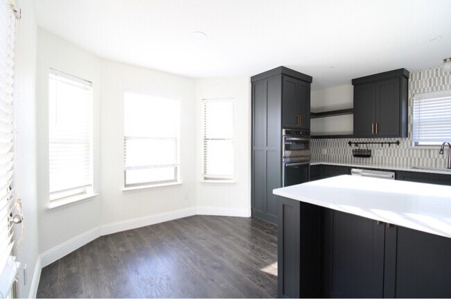 Building Photo - 1405 Meadowlark Ln