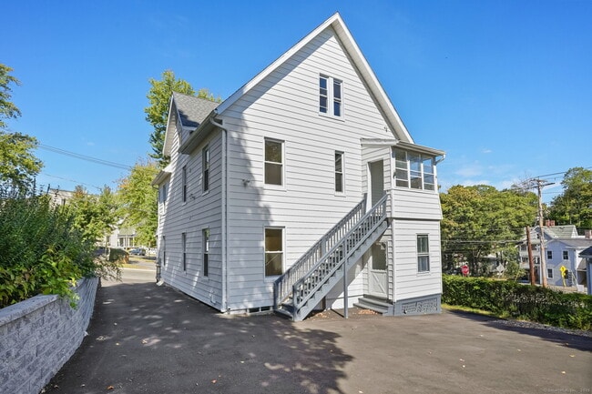 Building Photo - 10 Perry Hill Rd