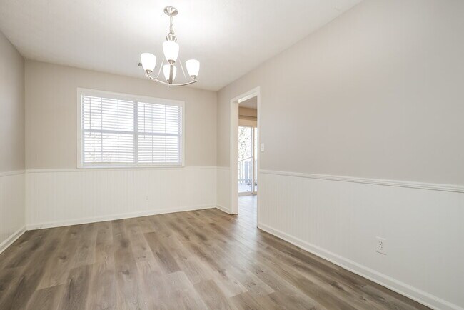 Building Photo - 221 Greenleaf Dr